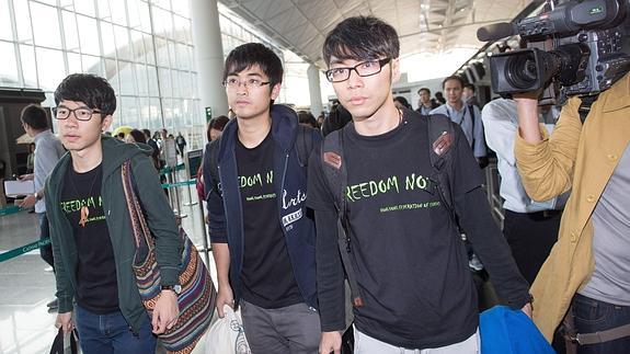 Los tres jóvenes antes de conocer que no iban a viajar. 