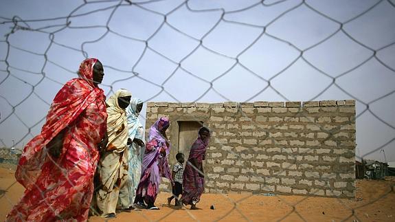 Antiguas esclavas pasean por la capital de Mauritania. 