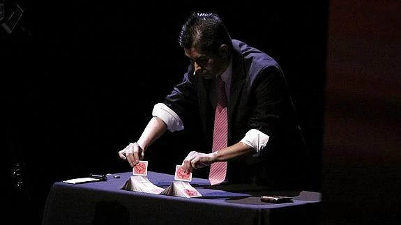 El mago Armando Vera en una actuación reciente. 