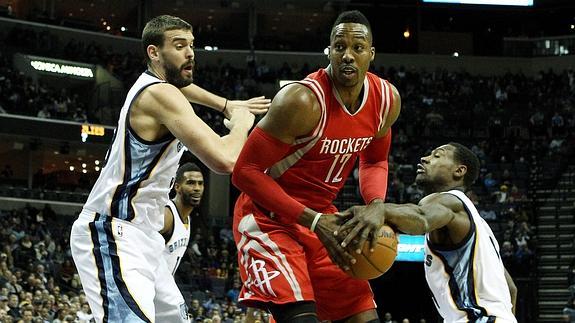 Marc Gasol defiende a Dwight Howard. 