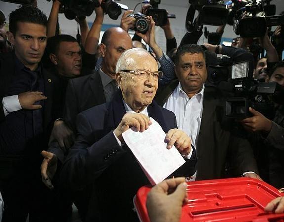 Beyi Caid Essebsi, favorito en las elecciones. 