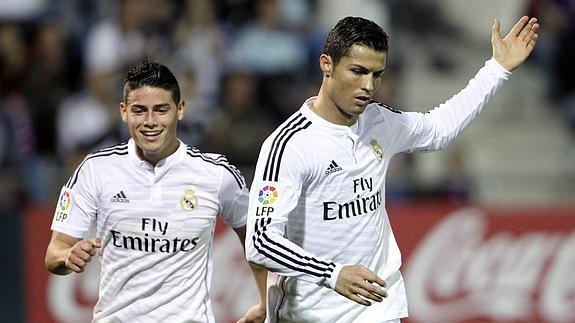 James Rodríguez (i) y Cristiano Ronaldo. 