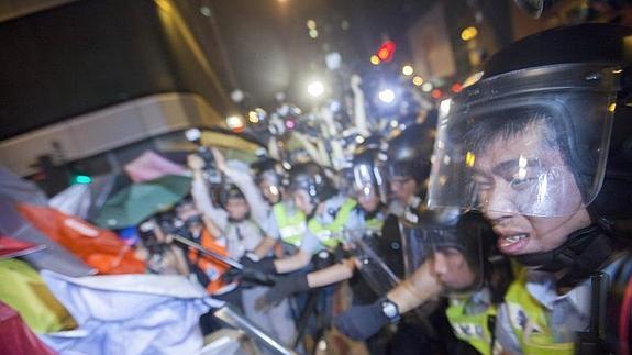 Agentes frenan a los manifestantes en Hong Kong. 