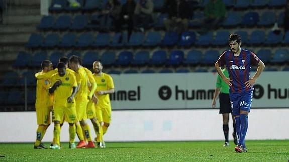 Los jugadores del Getafe celebran uno de sus goles.  