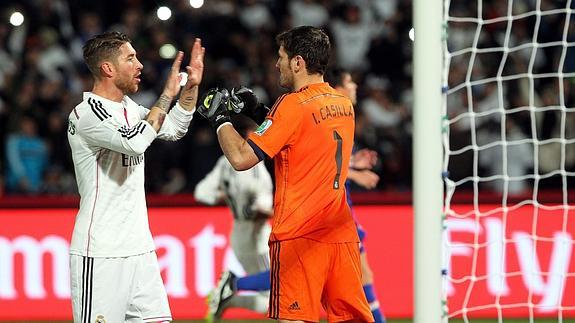 Casillas y Ramos celebran el triunfo ante el Cruz Azul. 