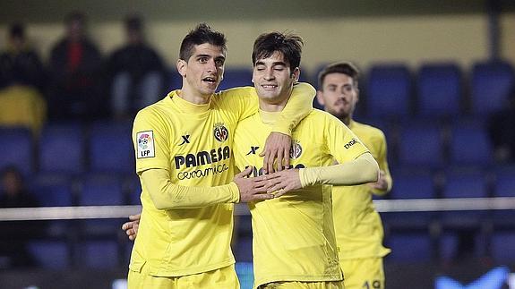 Trigeros (d) felicitado por Gerard Moreno tras marcar un gol.  