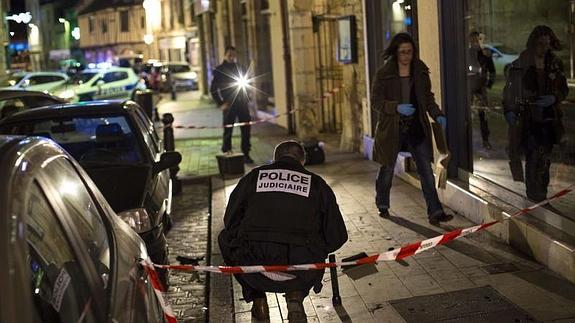 Agentes de policía toman pruebas en la escena del suceso. 