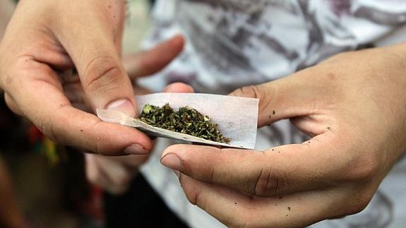 Un joven se prepara un 'porro '