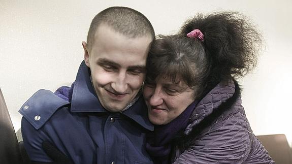 Un prisionero de guerra ucraniano junto a su madre tras ser liberado. 