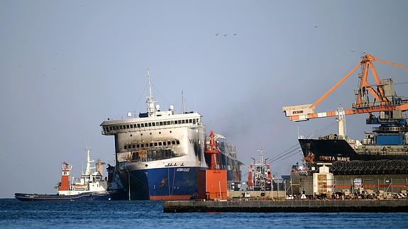 El 'Norman Atlantic' llega al puerto de Brindisi. 