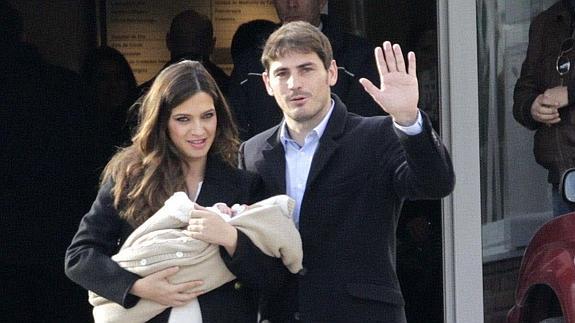 Sara Carbonero e Iker Casillas salen con el pequeño Martín del hospital. 