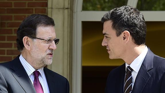 Mariano Rajoy y Pedro Sánchez, en las escaleras de la Moncloa 