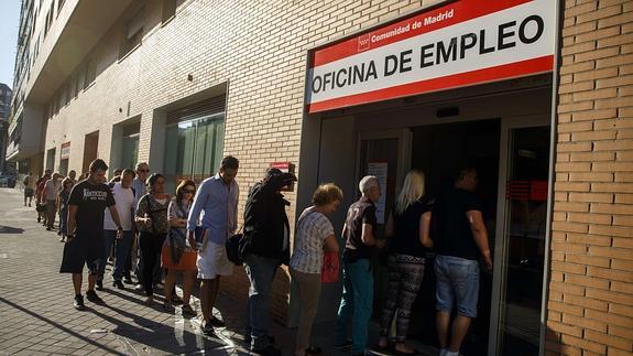 Cola ante una oficina de empleo. 