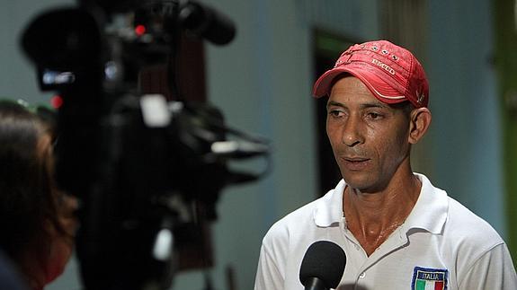 El disidente cubano Roberto Hernández Barrios habla tras su liberación. 