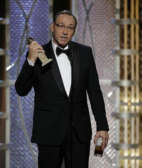 Kevin Spacey recoge el Globo de Oro al mejor actor en serie dramática. 