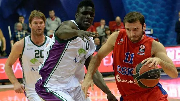 Calloway intenta robar el balón a un jugador del CSKA. 