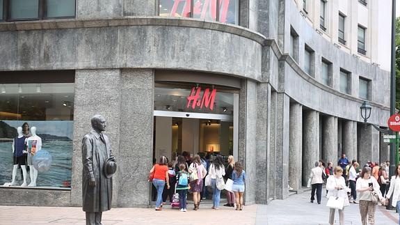 Vista de la tienda de H&M en la plaza Moyua de Bilbao.