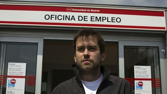 Un joven, frente a una oficina de Empleo. 