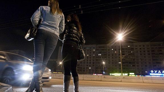 Mujeres ejercen la prostitución en la calle.