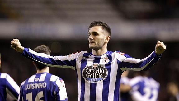 El centrocampista del Deportivo Lucas Pérez celebra uno de los goles. 