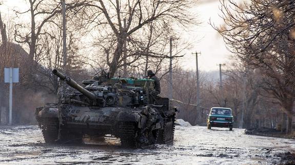 Un tanque avanza por la localidad ucraniana de Horlivka. 