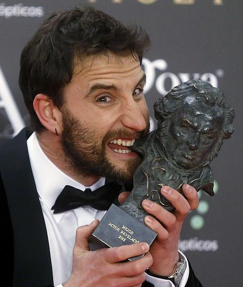 El humorista y actor Dani Rovira tras recibir el Goya al mejor Actor Revelación. 