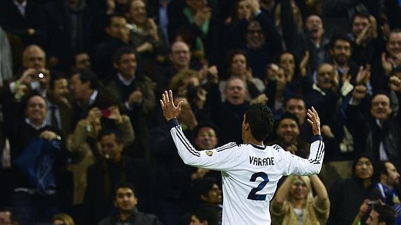 Varane celebra un gol. 