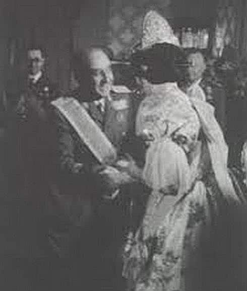 Franco recibe el 'bunyol de brillants' de manos de la Fallera Mayor en 1947. 