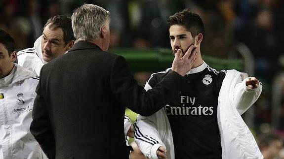 Isco, felicitado por Ancelotti en Elche. 