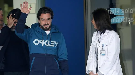 Alonso saluda al salir del hospital. 