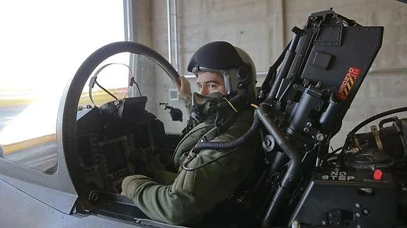 Uno de los pilotos españoles del Eurofighter en Estonia se prepara para salir. 