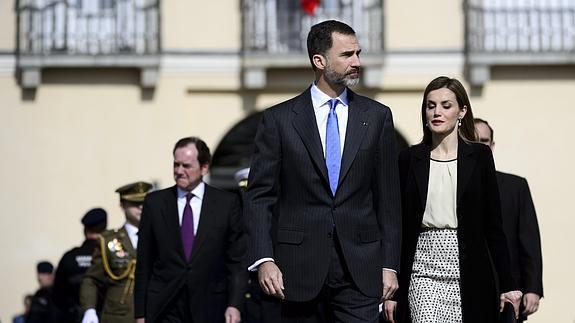 El Rey Felipe VI y la reina Letizia, en la ceremonia oficial de bienvenida al presidente de Colombia. 