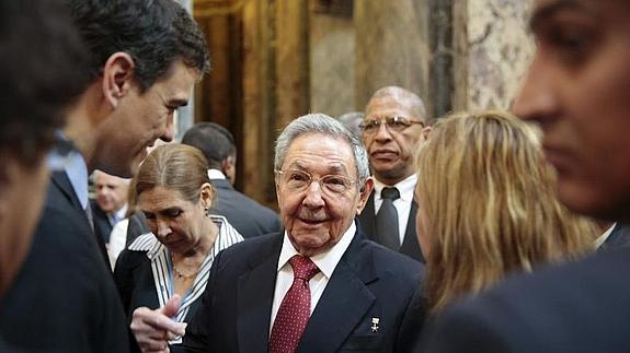 Pedro Sánchez (i), conversa con el presidente cubano, Raúl Castro. 