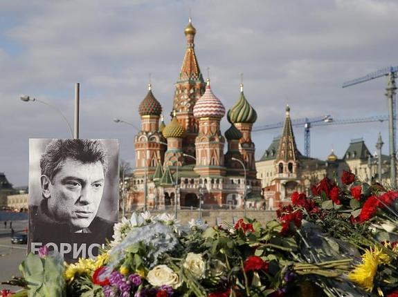 Retrato de Nemtsov en el lugar donde fue asesinado, cerca del Kremlin. 