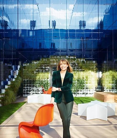 María tiene dos hijos y estudió Derecho y Empresariales en Madrid. 