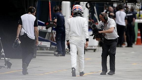 Jenson Button camina hacia el garaje de McLaren. 