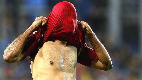 Diego Costa se tapa la cabeza después de fallar una ocasión. 