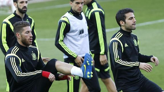 Sergio Ramos y Cesc, en el entrenamiento. 