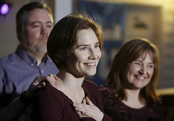 La estadounidense Amanda Knox, junto a sus padres. 