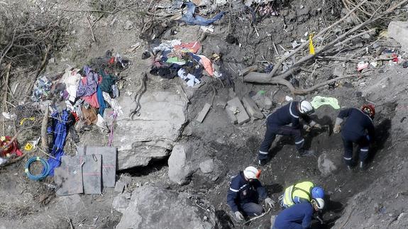 Miembros de los equipos de rescate recuperan partes del avión de Germanwings .