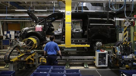 Cadena de montaje en la fábrica de Mercedes Benz en Vitoria. 