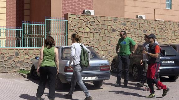 Familiares de Juan Bolivar, a la entrada del hospital de Uarzazate donde se encuentra ingresado. 