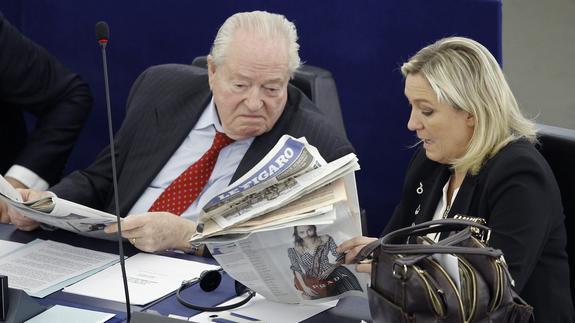 Jean-Marie Le Pen, junto a su hija Marine. 