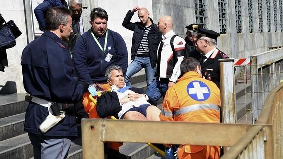 Un herido, durante su evacuación.