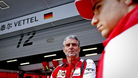 Arrivabene, en el garaje de Ferrari en el circuito de Shanghái. 