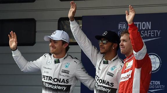De izq. a dcha., Rosberg, Hamilton y Vettel, tras la clasificación. 
