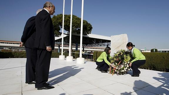 Los tres ministros de Exteriores, durante el homenaje.