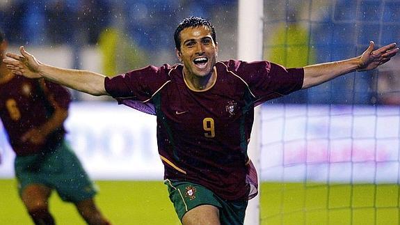 El exjugador Pedro Pauleta celebra un gol con Portugal. 