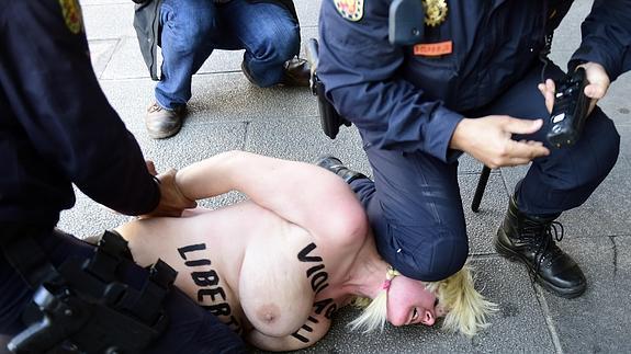 La Policía detiene a la activista de Femen.