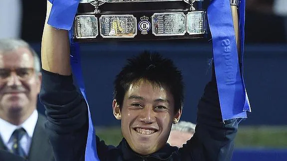 Kei Nishikori, con el trofeo del Godó. 